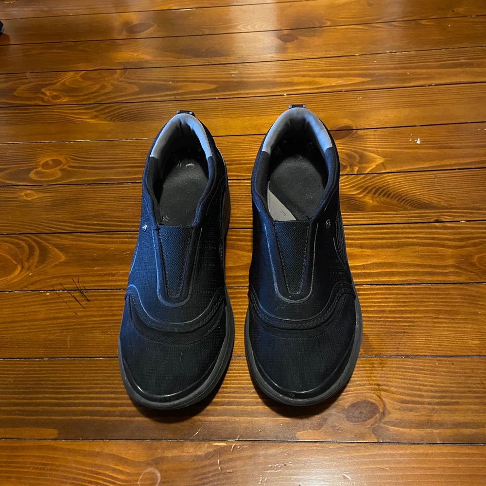 BZEES black slip on shoes sz 8M